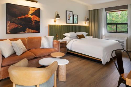 斯普林代尔锡安公园/斯普林代尔拉金塔旅馆及套房酒店的酒店客房,配有床和沙发