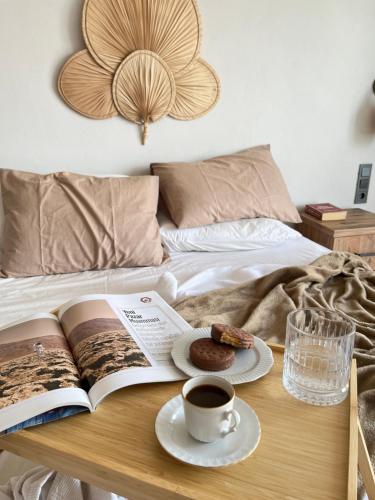 费特希耶Aden Suite Apart的书,咖啡,床上的盘子