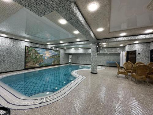 撒马尔罕Zilol Baxt Hotel的一座大型游泳池,