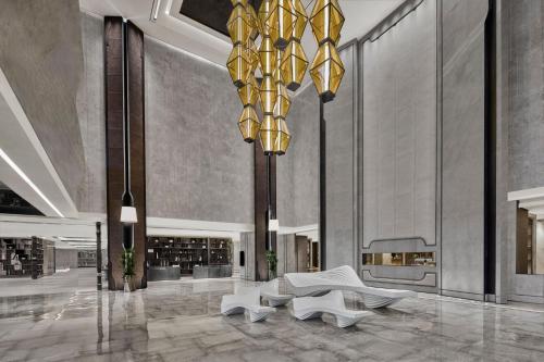 太原太原 JW 万豪酒店的大堂设有椅子和大吊灯。