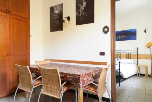 莱万托Fattore 8的一间带桌椅的用餐室