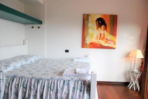 拉蒂纳VILLA ROMANTIC COVE vista mozzafiato sul mare的一间卧室配有一张壁画床