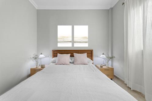 阿雷西费Piso Don Eduardo的白色卧室配有一张带两盏灯的大白色床