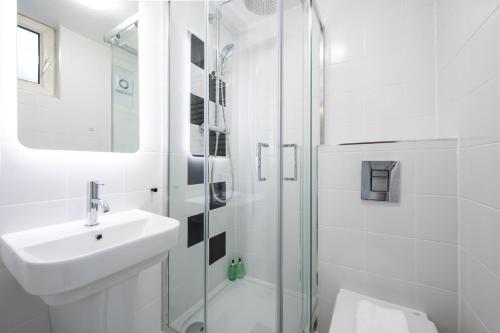 伦敦美洲大酒店的白色的浴室设有水槽和淋浴。