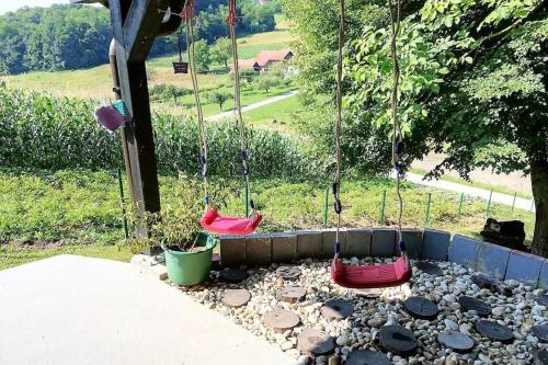 Sveti KrižHouse in Nature - Happy Rentals的两座摇滚花园内的秋千