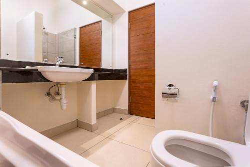 蒙巴萨SWAHILI BEACH APARTMENTS的一间带水槽和卫生间的浴室