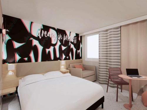 波尔多ibis Styles Bordeaux Centre Gare的卧室配有白色的床、沙发和书桌