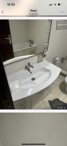 卡萨布兰卡Appartement的浴室设有白色水槽和镜子
