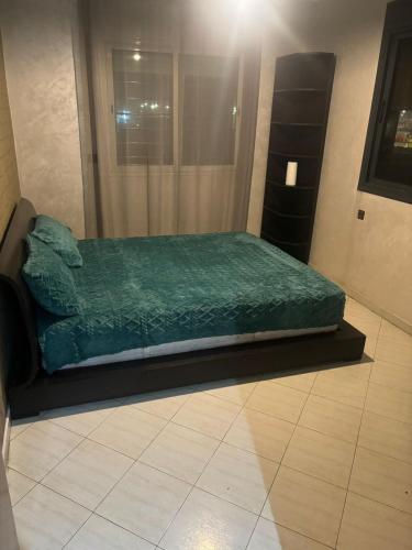 卡萨布兰卡Appartement的绿毯间的一张床位