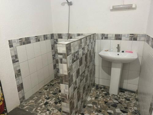 NdanganeKEUR Junior的一间带水槽的浴室和瓷砖地板