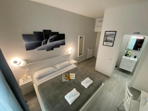 罗马Soft rooms ROMA CENTRO Guest house affittacamere的客厅配有沙发和桌子