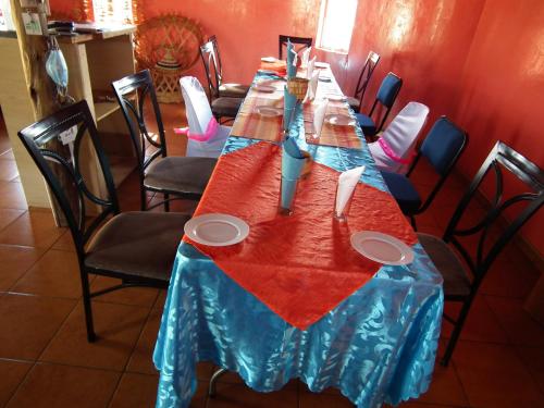 RibanengRibaneng Lodge的餐厅的一张长桌,布满蓝色的桌布