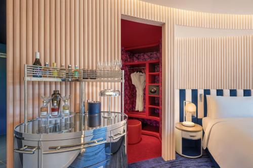 悉尼W Sydney的一间酒店客房 - 带一张床和一间浴室