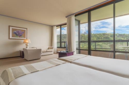 坎普自由鎮佩斯塔纳巴伊亚普拉亚自然海滩度假村的一间卧室设有一张大床和大窗户