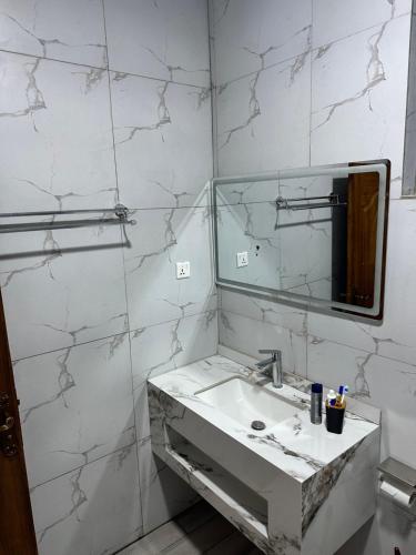 鲁亨盖里Ruhondo Beach Resort的白色的浴室设有水槽和镜子
