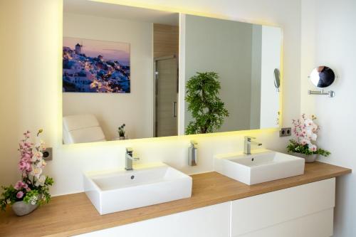 StatteggApartment Skyline Graz Villa Stattegg的一间带两个盥洗盆和大镜子的浴室