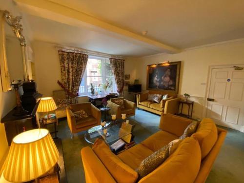 多切斯特卡斯特布里奇旅馆的客厅配有沙发、椅子和桌子