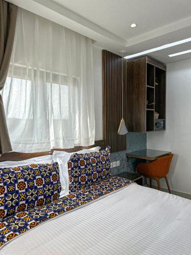 科托努Klik Klak Appart Hotel的一间卧室设有一张床和一个窗口