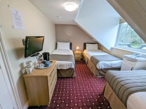 普里茅斯乔治旅馆的一间酒店客房,设有两张床和电视