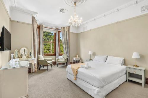 HamiltonThe Mansion的卧室设有白色的床和大窗户