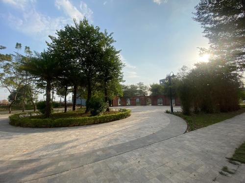 Làng ThànhKhách Sạn Thắng Lợi 2 Bắc Giang的公园里树木和建筑的走道