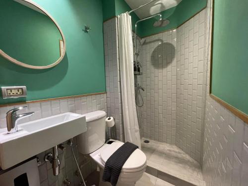 曼谷The Palette Bangkok Hotel的浴室配有卫生间、盥洗盆和淋浴。