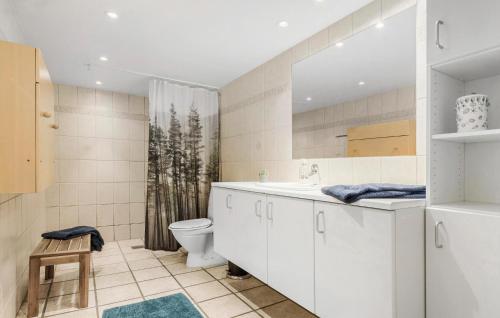 伦德7 Bedroom Nice Home In Rnde的白色的浴室设有卫生间和水槽。