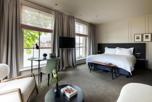 迪温特Pillows Luxury Boutique Hotel aan de IJssel的酒店客房,配有床和沙发