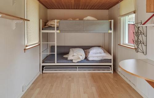 Källby3 Bedroom Pet Friendly Home In Kllby的一间客房内配有两张双层床的房间