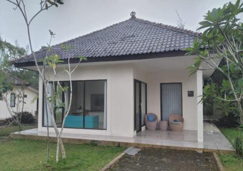 PasarbaruNew Belitung Holiday Resort的一座带游泳池的白色小房子