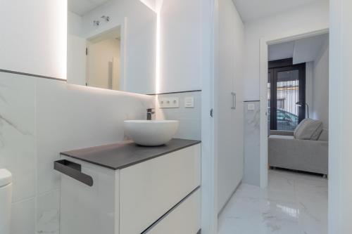 科尔多瓦Loft Ana Belén Home的白色的浴室,在柜台上设有水槽