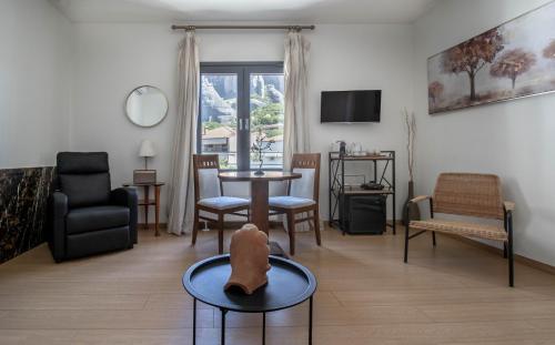 卡兰巴卡1951 Suites的客厅配有沙发和桌椅