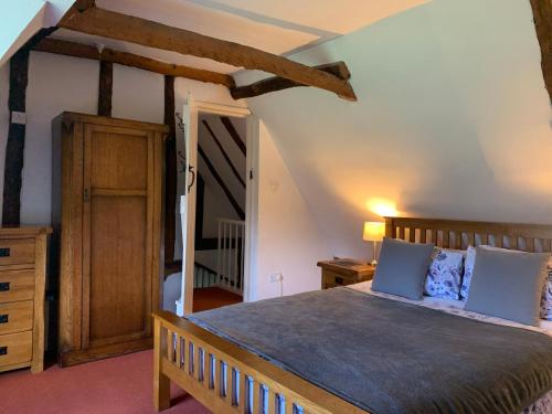 剑桥Beaumont's Cottage的一间卧室配有一张带蓝色枕头的大床