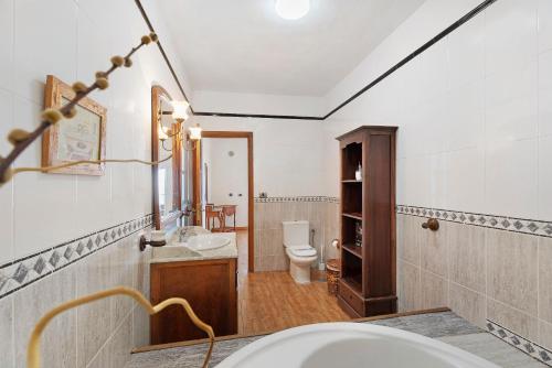 阿德耶Casa Rural Tijoco by Paramount Holidays的一间带水槽和卫生间的浴室