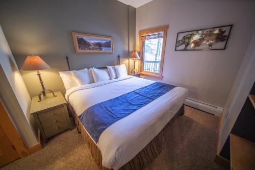 基斯通Expedition Station 8554的一间卧室设有一张大床和一个窗户。