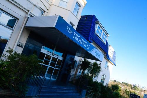 伯恩茅斯The Trouville Bournemouth的前面有蓝色标志的建筑