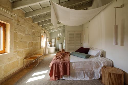 阿莱奥尔Amagatay Menorca的一间卧室配有一张床铺,床上有毯子