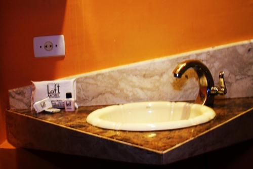 桑托斯Loft Motel的客房内的盥洗盆浴室台面