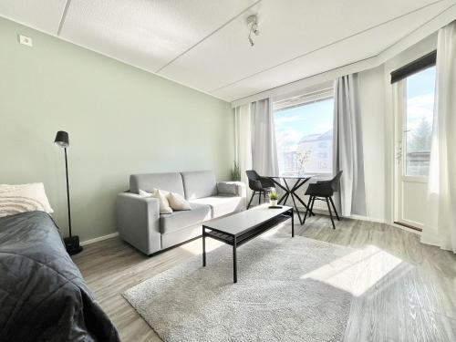 坦佩雷Tammer Huoneistot - City Suite 1 - Sauna, Balcony & Free parking的客厅配有沙发和桌子