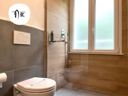 里米尼Hotel Nizza Creative Hotel的一间带卫生间和淋浴的浴室
