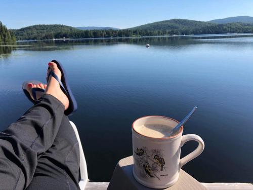 苏必利尔湖Chalet Le Pélican的坐在船上喝杯咖啡的人