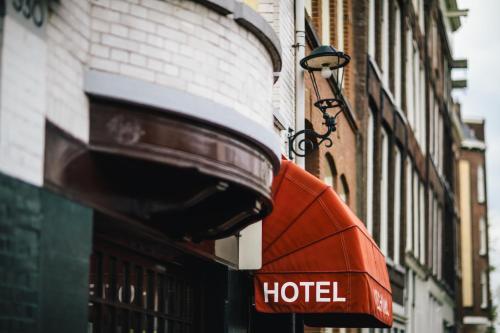 阿姆斯特丹阿姆斯特丹维赫曼酒店的大楼一侧的红色酒店伞