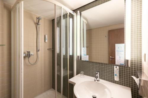 科隆Select Hotel Silence Garden Köln的一间带水槽和淋浴的浴室