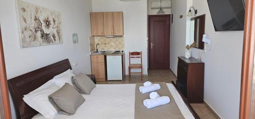 阿吉奥斯普罗科皮奥斯阿玛利亚一室公寓的一间卧室配有带毛巾的床