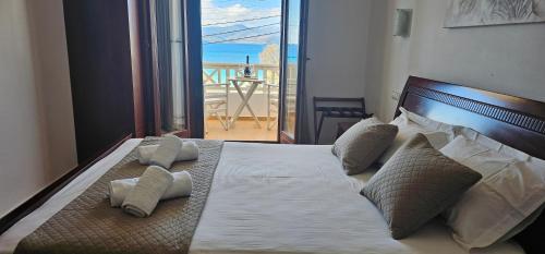 阿吉奥斯普罗科皮奥斯阿玛利亚一室公寓的一间卧室设有一张床,享有阳台的景色