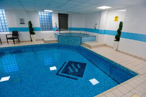伯恩茅斯The Trouville Bournemouth的大楼内的大型游泳池