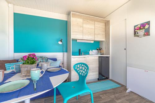 Šmartno ob PakiHappy House Of Nature的蓝色的厨房,配有蓝色的桌子和蓝色的椅子