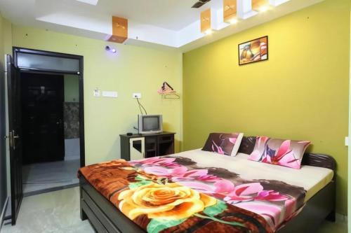 迪卡Hotel Parteek Residency Near Amrabati Park - Bypass Road Digha的一间卧室配有一张床和一台电视