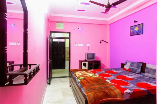 迪卡Hotel Parteek Residency Near Amrabati Park - Bypass Road Digha的粉红色的卧室配有床和电视