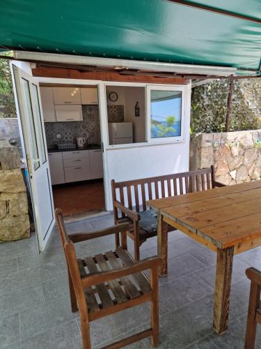 莫鲁纳特Villa Lara的一张桌子和两把椅子以及一间厨房